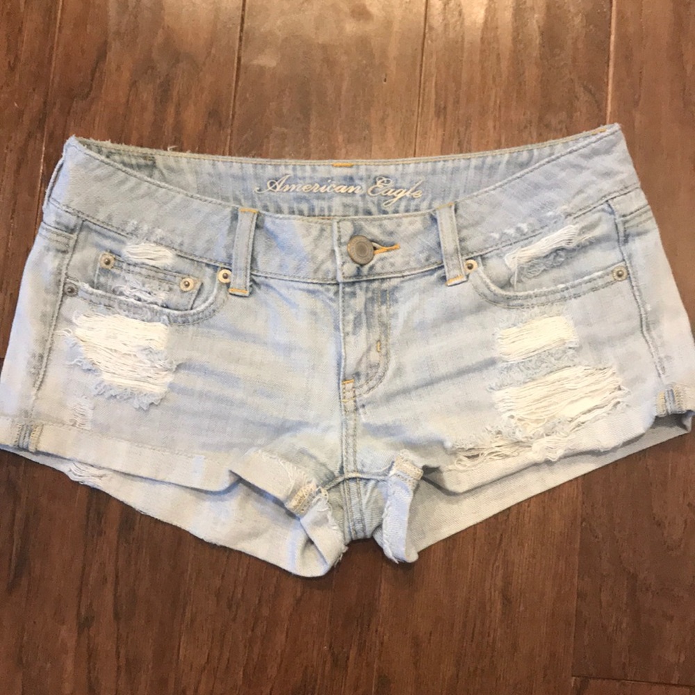 American Eagle Size 2 light wash denim shorts